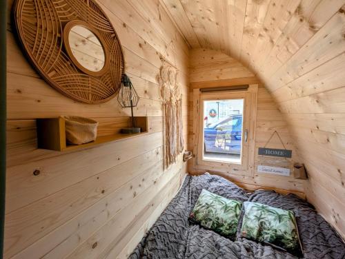 a bedroom of a tiny house with a bed at Cabane - Nature & Détente in Lavoncourt