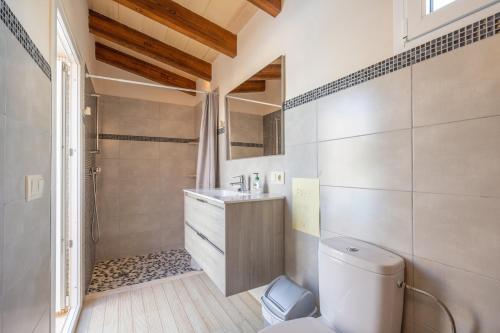 a bathroom with a toilet and a sink at Los tres soles in Portocolom