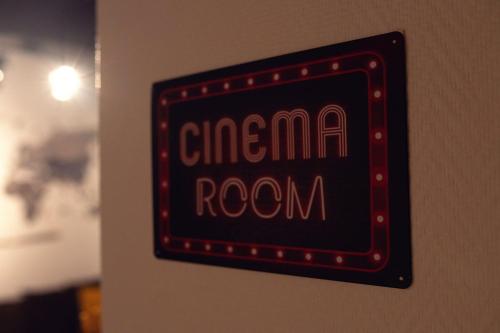 a sign on a wall that says cinema room at Studio Cinéma -Hypercentre- Spacieux, calme et connecté in Auxerre