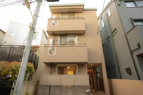Louis Stage Nishi-Shinjuku