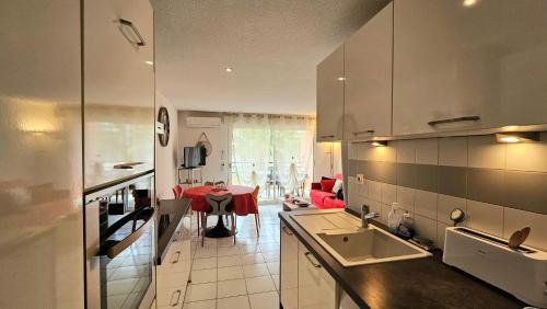 Beachfront Apartment for 6 Free WiFi, Air Conditioning, Garage, Swimming Pool