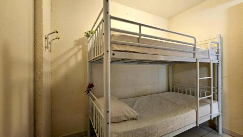 Beachfront Apartment for 6 Free WiFi, Air Conditioning, Garage, Swimming Pool