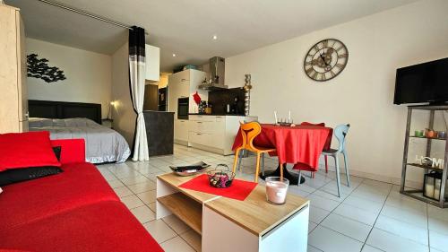 Beachfront Apartment for 6 Free WiFi, Air Conditioning, Garage, Swimming Pool