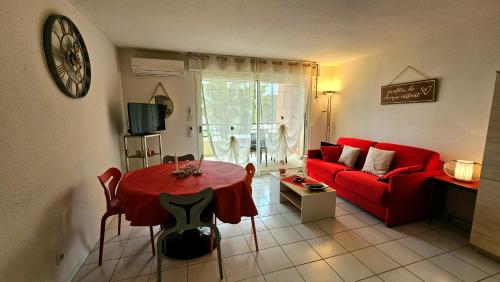 Beachfront Apartment for 6 Free WiFi, Air Conditioning, Garage, Swimming Pool