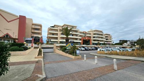 Beachfront Apartment for 6 Free WiFi, Air Conditioning, Garage, Swimming Pool