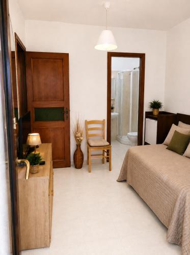 a bedroom with a bed and a desk and a chair at BELLAVISTA - Appartamenti sul Lago di Scanno in Scanno