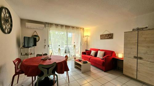 Beachfront Apartment for 6 Free WiFi, Air Conditioning, Garage, Swimming Pool