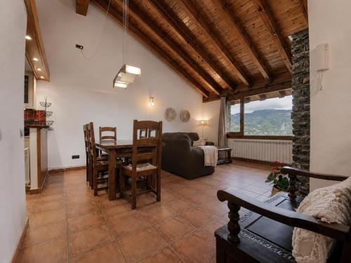 a kitchen and living room with a table and chairs at Casa Jonico in Montardit