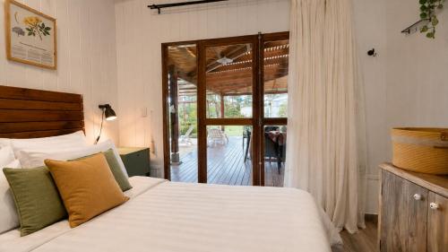 a bedroom with a bed and a door to a patio at keca home Misiones, pileta, patio y Posadas a 20 minutos in Candelaria