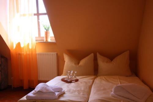 Una cama o camas en una habitación de Holmbecks Hotel