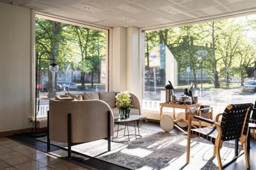 a living room with a couch and a table at Hotel Raumanlinna in Rauma
