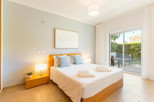 Ancora seaside apartment with pool