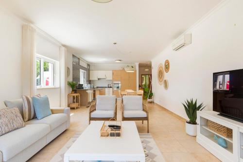 Ancora seaside apartment with pool