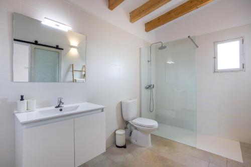 a bathroom with a toilet sink and a shower at Sa Vinya d'Es Trenc in Campos