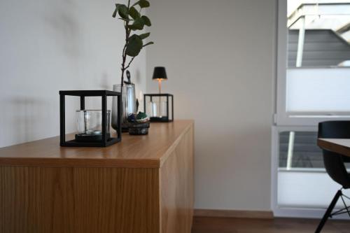 a desk with a vase and a plant on it at Hausboot Kajüte am Nixensteg Am Wangermeer mit Hund in Wangerland