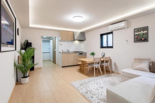 New! Direct access to Namba & KIX 金洲House懿-花园北 通天閣徒歩圏 3階建て一棟貸切 最大14名