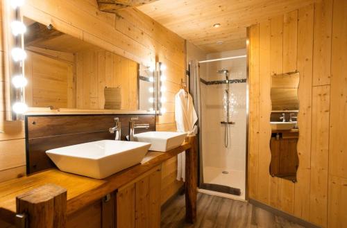 a bathroom with two sinks and a shower at Maison D'hôtes et Spa La Boucotte in Vellerot-lès-Vercel