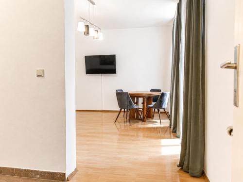 Welcoming 2BR & 1LR Budget Apartment well connected Ideal for Long stays