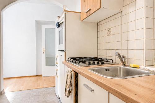 Welcoming 2BR & 1LR Budget Apartment well connected Ideal for Long stays