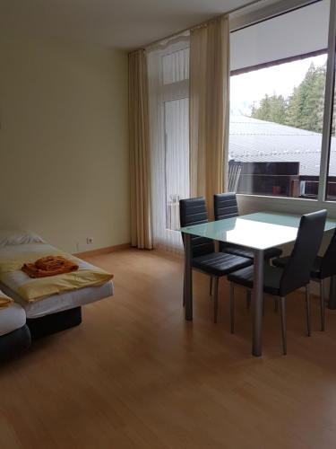 アイゲン・イム・エンスタールにあるFerienwohnung Pichlarnのテーブル、椅子、ベッドが備わる客室です。