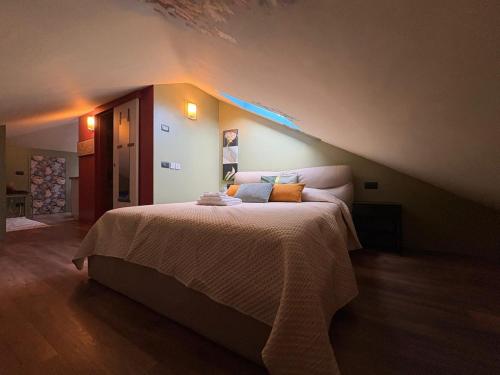 a bedroom with a large bed in a attic at Il Nido Colorato in Settimo Torinese