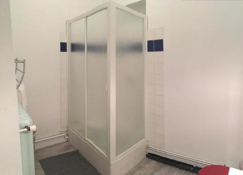 a shower stall in a bathroom with white walls at L'instant Sarladais in Sarlat-la-Canéda