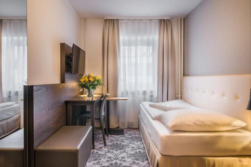 Postel nebo postele na pokoji v ubytování Signature Hotel Astoria