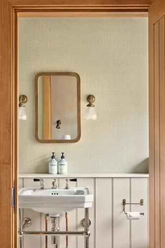 a bathroom with a sink and a mirror at The Wheatsheaf in Chilton Foliat