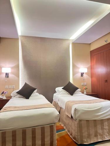 a hotel room with two beds in a room at فندق بياب العزيزية - Beyab Azizia Hotel in Mecca