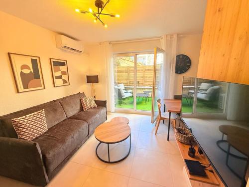 Le Cocon d'Argent, Terrace and Pool