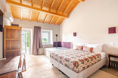 a bedroom with a large bed in a room at Monte Garcia Nunes in Coruche