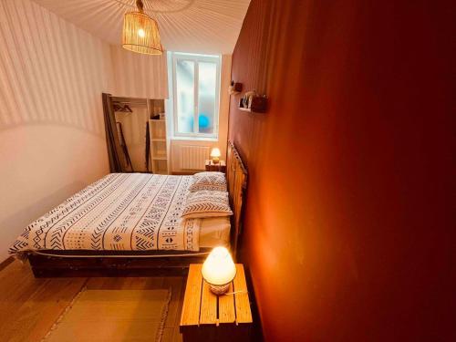 a small bedroom with a bed and a window at Le Ch'ti Cambrai,Élégant, Centre ville in Cambrai