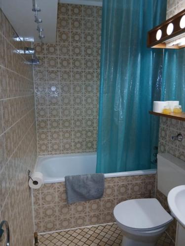 a bathroom with a toilet and a tub and a sink at B1011, gemütliches Appartement mit Ausblick in Lahnstein
