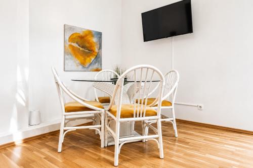 Amazing 1BR & 1LR Apartment Prime Location for Long Stay