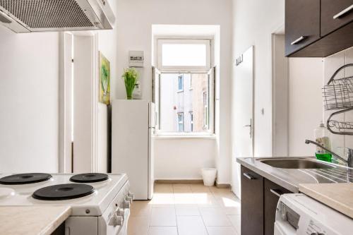 Amazing 1BR & 1LR Apartment Prime Location for Long Stay
