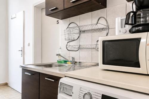 Amazing 1BR & 1LR Apartment Prime Location for Long Stay