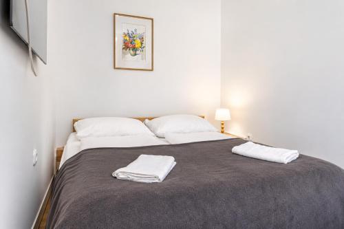 Amazing 1BR & 1LR Apartment Prime Location for Long Stay