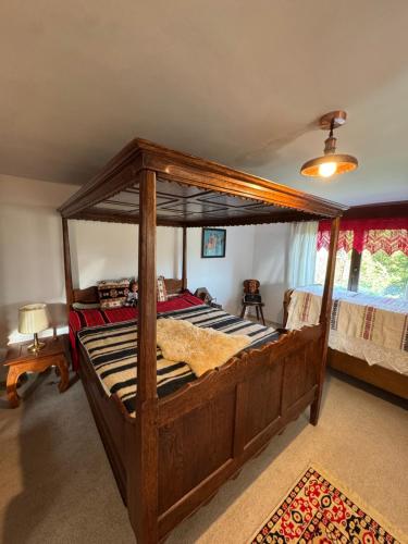 a bedroom with a large wooden bed in a room at Căsuța Rustică in Muncelu Mare