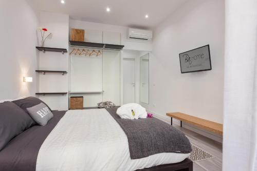 Un dormitorio con una cama grande y un banco en The Apartment Trastevere - Ba.home, en Roma