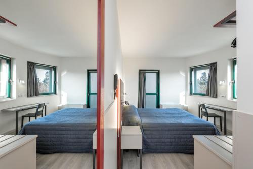 een slaapkamer met 2 bedden en een tafel met stoelen bij Hotel Porta Palio in Verona