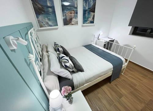 a small bedroom with a bed in a room at Suite Privada & Acogedora in Puerto del Rosario