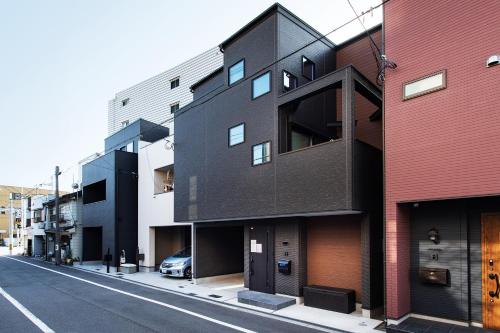 New! Direct access to Namba 静和-旅タイム旭白 鶴見橋商店街近く 3階建て一棟貸切 バスルーム2つ 大型ガレージ付