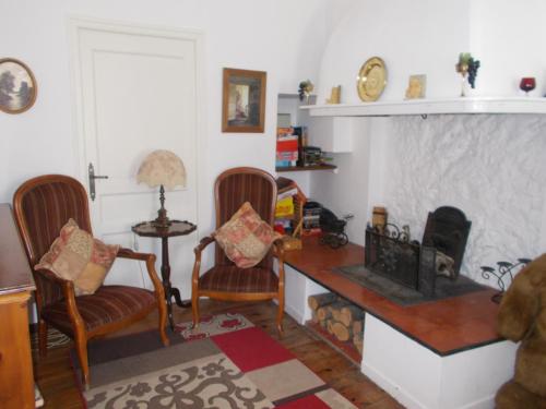 a living room with a desk and two chairs at Poppys Chambres d'Hotes in Céret
