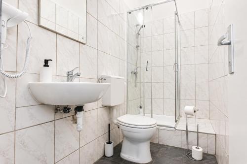 Lovely 2BR &1 LR Prime Location In Vienna