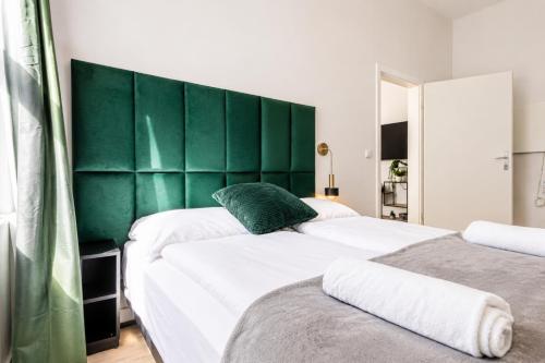 Lovely 2BR &1 LR Prime Location In Vienna