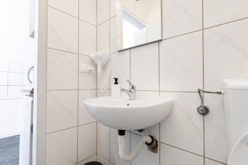 Lovely 2BR &1 LR Prime Location In Vienna
