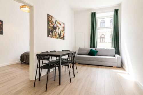 Lovely 2BR &1 LR Prime Location In Vienna