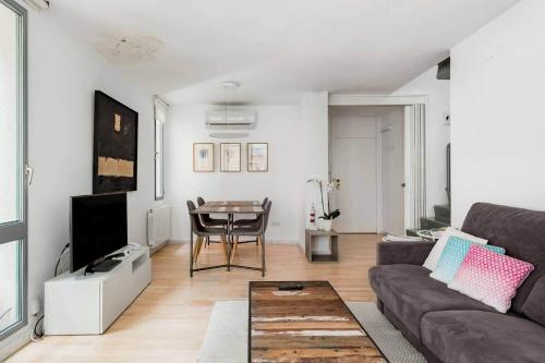 City Center Apartment With Shaded Terrace