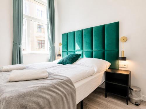 Lovely 2BR &1 LR Prime Location In Vienna