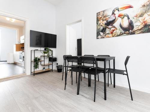 Lovely 2BR &1 LR Prime Location In Vienna